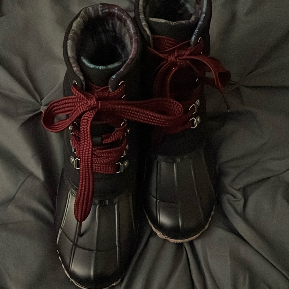 Brand new never worn duck boots. Supper cute. Black with red size 9w